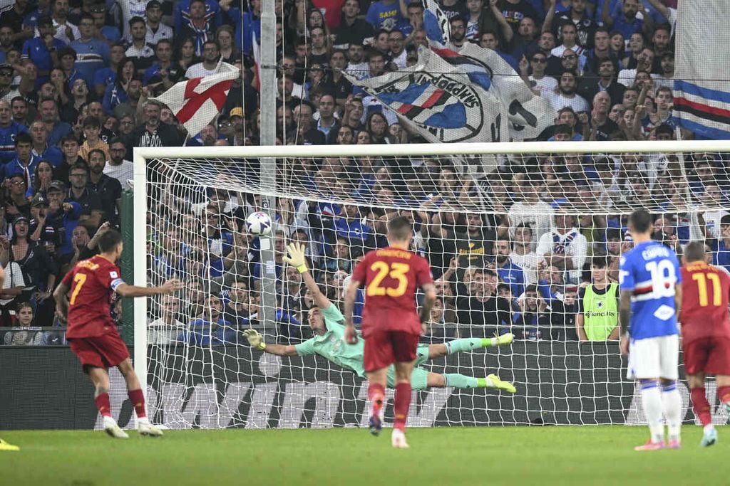 Kapten AS Roma, Federico Pellegrini (kiri), mencetak gol dari titik penalti pada laga Liga Italia antara Sampdoria dan AS Roma di Stadion Luigi Ferraris, Genoa, Senin (18/10/2022). Roma menang atas Sampdoria, 1-0.
