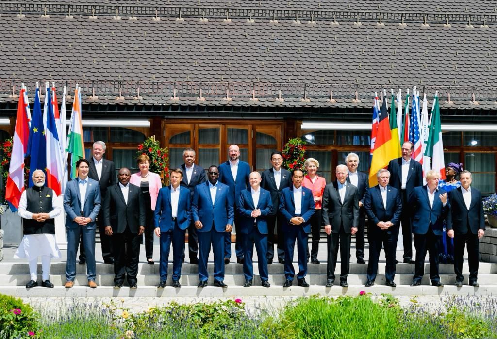 Presiden Joko Widodo mengikuti sesi foto bersama semua kepala negara G7 dan pemimpin negara mitra G7 di Elmau, Jerman, Senin (27/6/2022).