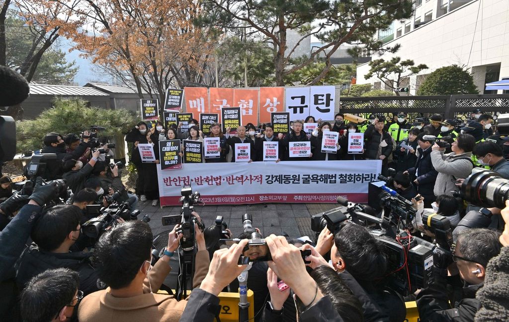 Warga berunjuk rasa memprotes keputusan Pemerintah Korea Selatan tentang skema kompensasi kepada korban kerja paksa semasa pendudukan Jepang di luar Kantor Kementerian Luar Negeri di Seoul, Senin (6/3/2023). (Photo by Jung Yeon-je / AFP)