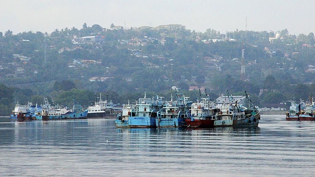 Sejumlah kapal ikan eks asing tertahan di Teluk Ambon, Selasa (3/11/2015). Kapal-kapal tersebut tidak diizinkan berlayar setelah pemerintah mulai gencar melakukan pemberantasan <i>illegal fishing</i> sejak November 2014.