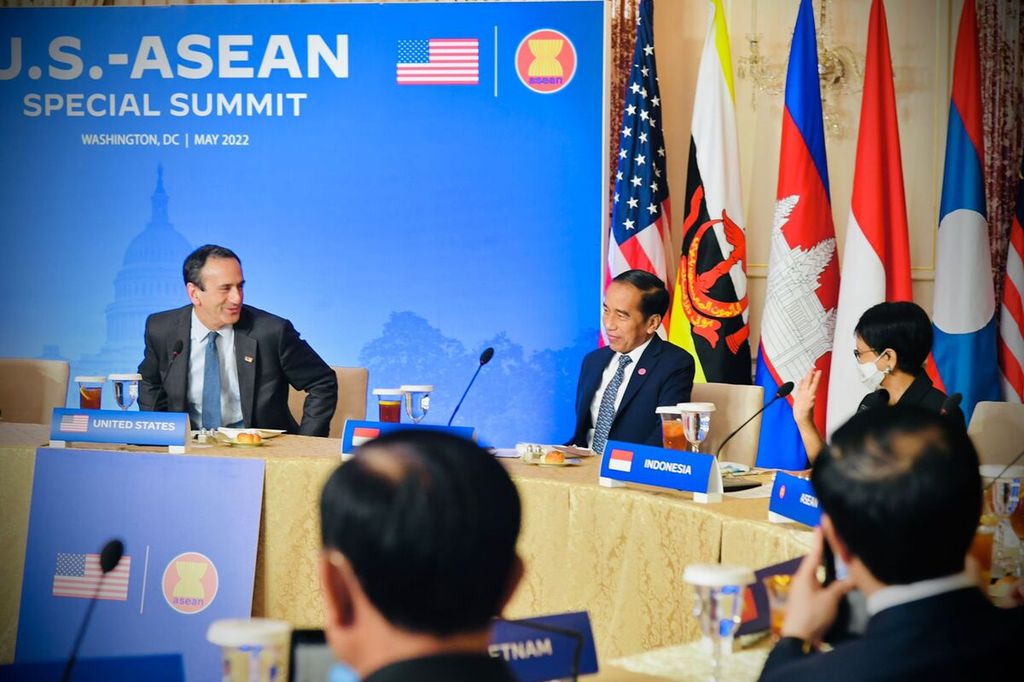 Presiden Joko Widodo menekankan penguatan kerja sama dalam mengantisipasi kemungkinan pandemi di masa depan. Hal ini disampaikan dalam working lunch para pemimpin negara ASEAN dengan Wakil Presiden Amerika Serikat (AS) Kamala Harris, Jumat (13/5/2022), di Departemen Luar Negeri AS, Washington DC.