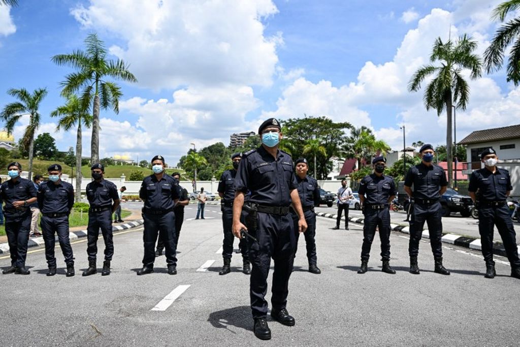 Anggota Polisi Kerajaan Malaysia berjaga-jaga di depan Istana Nasional di Kuala Lumpur pada Rabu (24/8/2022). 