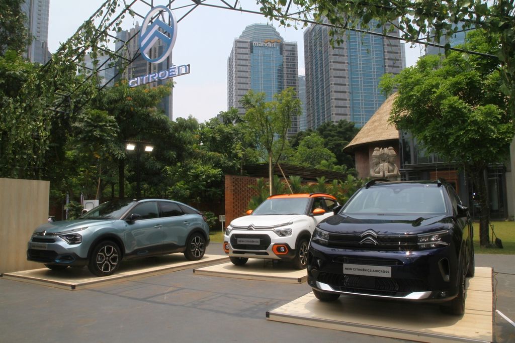 Tiga model baru mobil Citroen akan dipasarkan di Indonesia pada 2023. Ketiga model itu adalah e-C4 (paling kiri), New C3, dan C5 Aircross yang dipamerkan di Plataran Hutan Kota, Gelora Bung Karno, Jakarta Pusat, Selasa (4/10/2022).