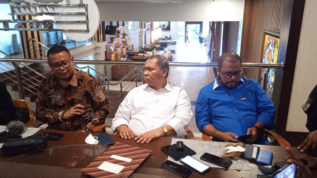 Tim kuasa hukum Gubernur Papua Lukas Enembe dan Muhammad Rifai Darus (kemeja biru) selaku juru bicara di Kota Jayapura, Senin (12/9/2022).
