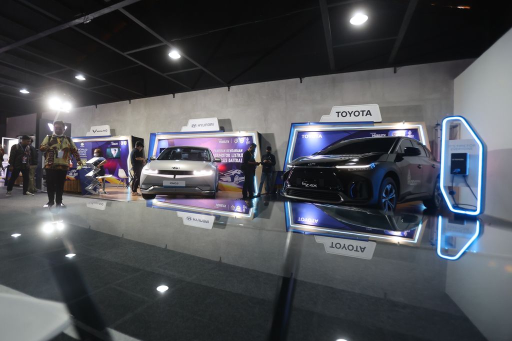 A number of car manufacturers display models of their electric vehicles at the battery-based electric vehicle (KLBB) exhibition at the Art Bali Collection, Nusa Dua, Bali.