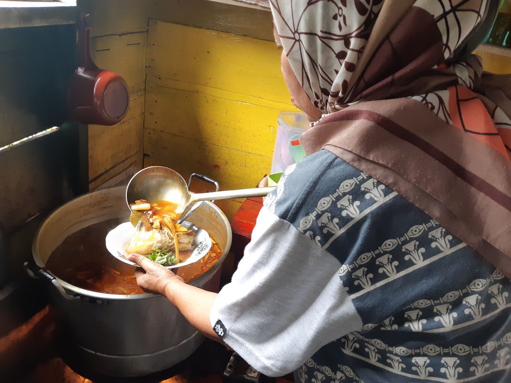 Hidangan pindang patin di rumah makan apung di tepian Sungai Musi Kawasan Pasar 16 Ilir, Palembang, Jumat (27/8/2021). Warung apung menjadi salah satu daya tarik wisata kuliner di Kota Palembang karena menawarkan sensasi bersantap di atas Sungai Musi.