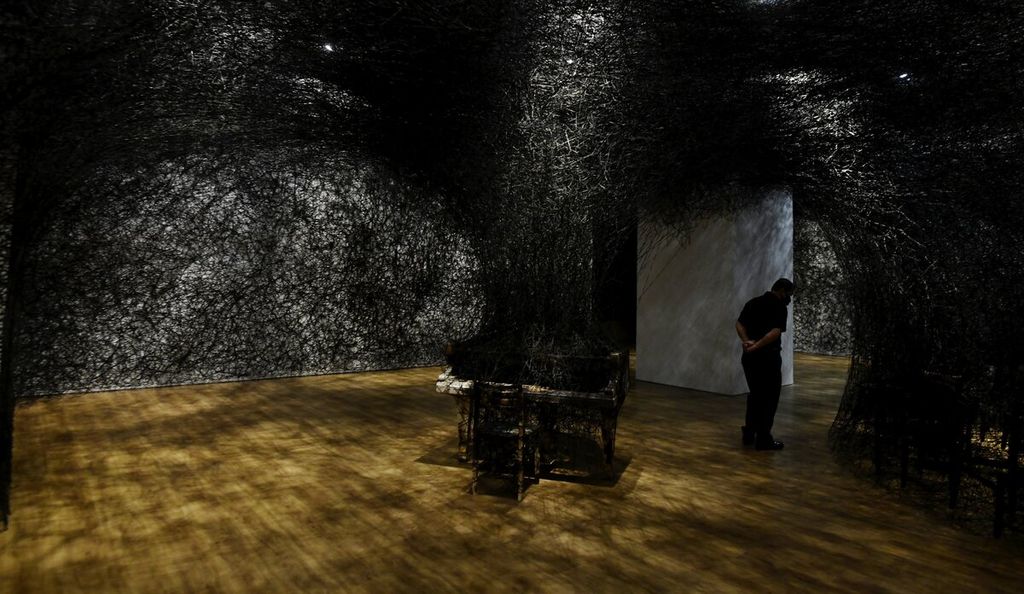 Instalasi berjudul "In Silence" karya perupa asal Jepang Chiharu Shiota dipamerkan di Museum MACAN (Modern and Contemporary Art in Nusantara), Jakarta, Jumat (25/11/2022). 