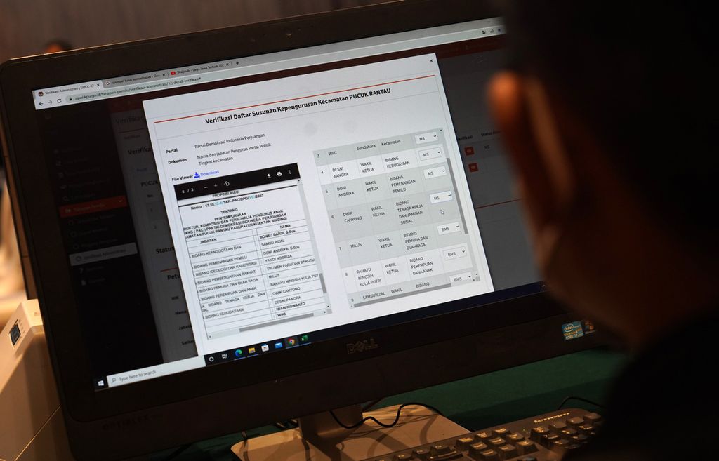 Salah satu tampilan layar saat petugas KPU melakukan verifikasi admisnistrasi dokumen persyaratan partai politik calon peserta Pemilu 2024 di Hotel Borobudur, Jakarta, Minggu (7/8/2022). 