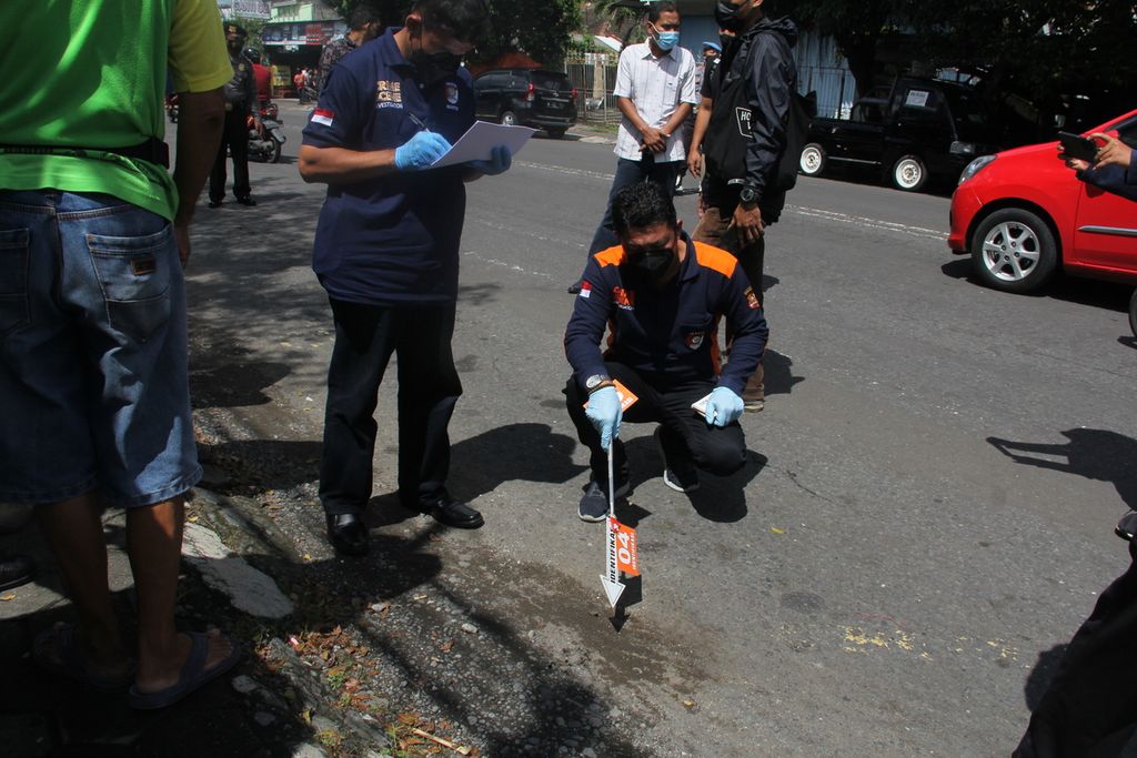 Petugas kepolisian melakukan olah tempat kejadian perkara kasus kejahatan jalanan di Jalan Gedongkuning, Kota Yogyakarta, Daerah Istimewa Yogyakarta, Senin (4/4/2022). Aksi kejahatan jalanan yang terjadi pada Minggu (3/4/2022) dini hari itu menyebabkan satu orang meninggal.