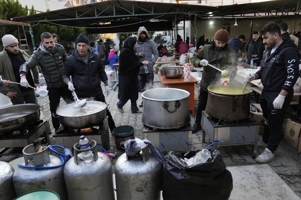 Dapur umum untuk menyiapkan makanan bagi korban gempa di Antakya, Turki, pada Jumat (10/2/2023). Perserikatan Bangsa-Bangsa menyebut, setidaknya 870.000 orang butuh bantuan makanan selepas gempa pekan lalu.