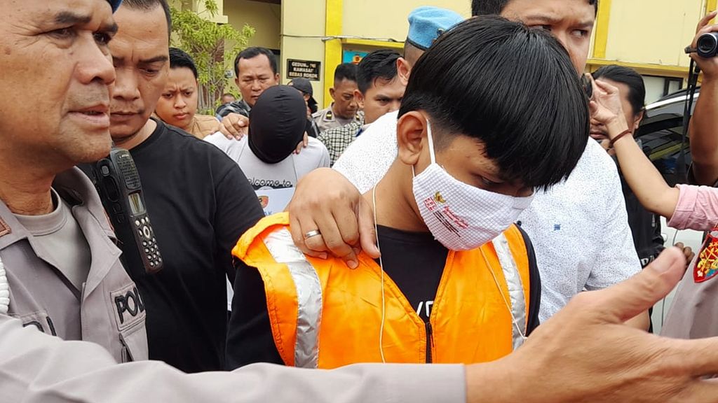 Polresta Bogor menangkap dua pelaku pembacokan pelajar AS (16) dan menghadirkannya dalam jumpa pers, Selasa (14/3/2023).