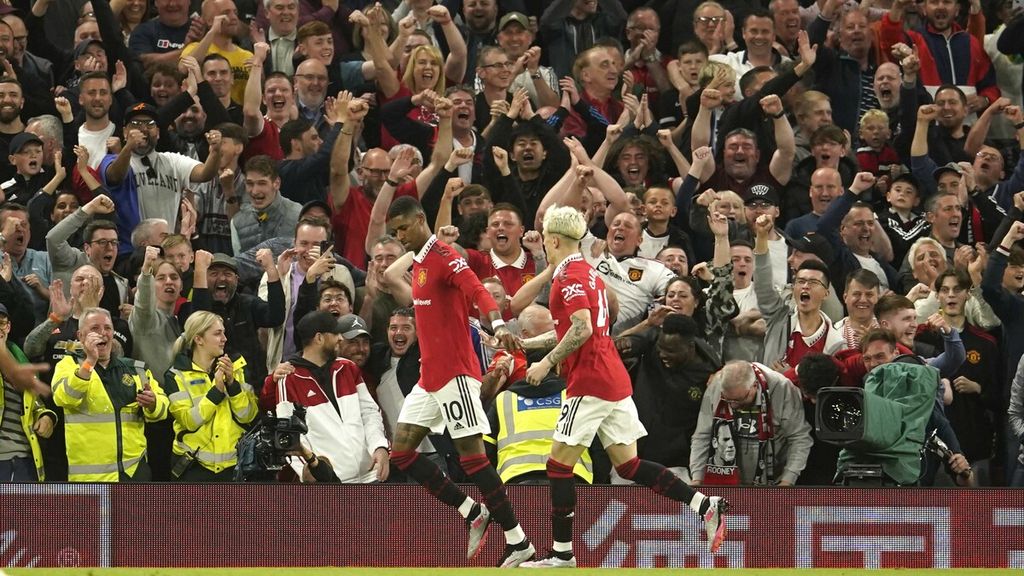 Penyerang Manchester United, Marcus Rashford (kiri), melakukan selebrasi bersama rekan-rekannya setelah mencetak gol keempat ke gawang Chelsea di Stadion Old Trafford pada laga Liga Inggris, Jumat (26/5/2023) dini hari WIB. MU menang, 4-1.