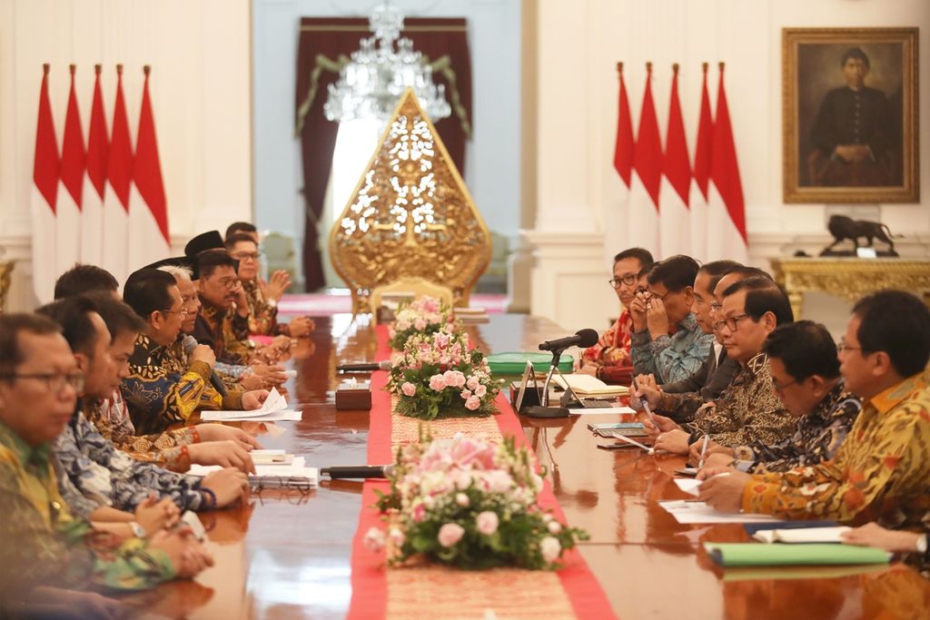  Meeting between DPR leadership, DPR faction leaders, and DPR Commission III leaders and President Joko Widodo at the Merdeka Palace, Jakarta, Monday (23/9/2019). The meeting was to discuss a number of issues, one of which was the Draft Criminal Code (RKUHP).