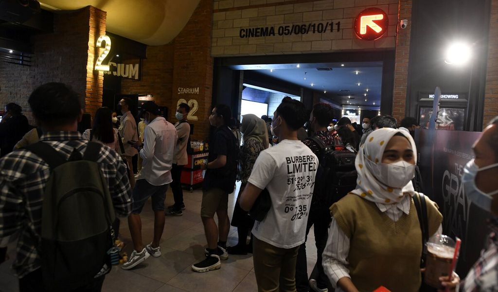 Penonton menunggu salah satu gedung teater dibuka untuk menonton penayangan perdana film <i>Pengabdi Setan 2: Communion</i> di bioskop CGV Grand Indonesia, Jakarta, Kamis (4/8/2022). 