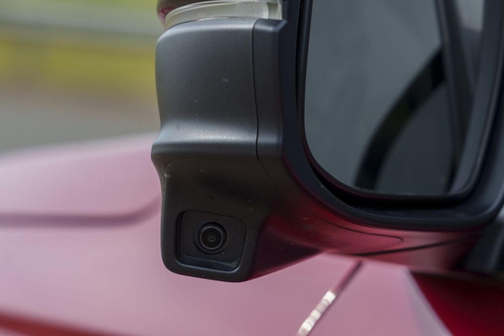 Honda WR-V dilengkapi fitur Lane Watch, sebuah kamera di bawah kaca spion kiri untuk memantau titik  buta pengemudi di sebelah kiri mobil. 