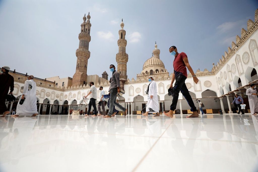 Para jemaah mengenakan masker saat memasuki Masjid Al-Azhar, Kairo, Mesir, yang kembali dibuka untuk shalat Jumat, Jumat (28/8/2020). Al Azhar merupakan salah satu kiblat dalam pemikiran Islam yang memunculkan ide-ide pembaruan pemikiran Islam melalui sejumlah tokohnya. 