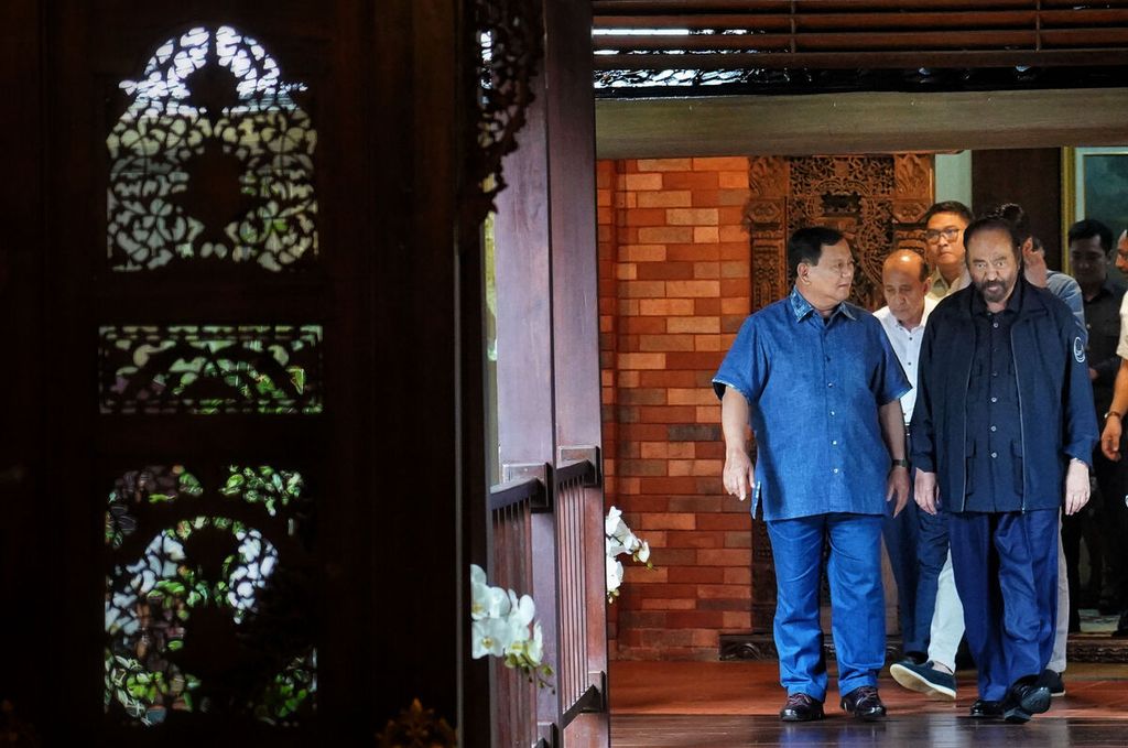 Ketua Umum Partai Gerindra Prabowo Subianto (kiri) ketika menyambut kunjungan Ketua Umum Partai Nasdem Surya Paloh (kanan) di Padepokan Garuda Yaksa, Bojong Koneng, Babakan Madang, Kabupaten Bogor, Jawa Barat, Minggu (5/3/2023). 