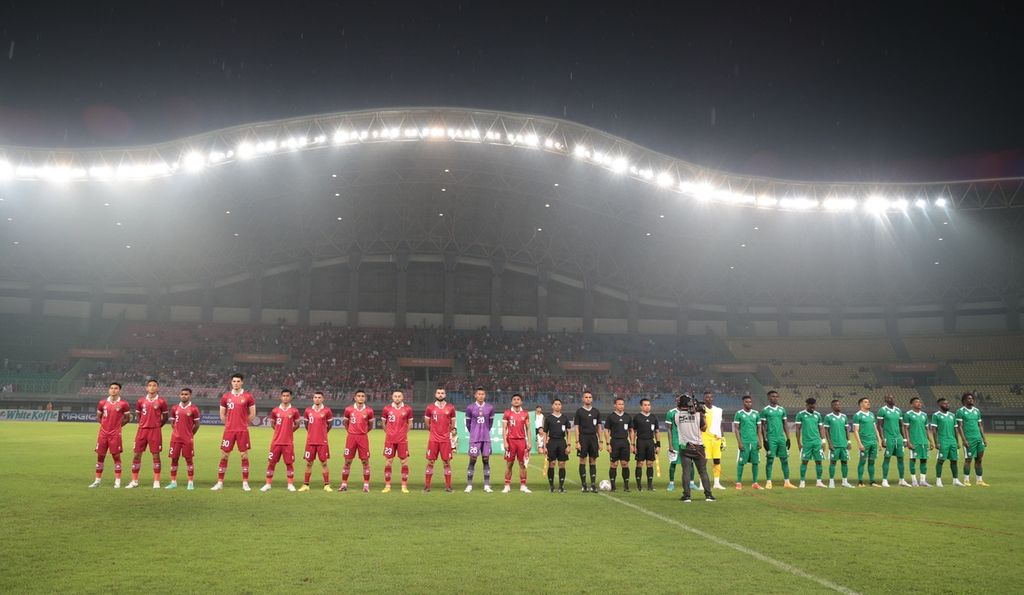 The Indonesian national team (left) and the Burundi national team before FIFA Match Day at the Patriot Candrabhaga Stadium, Bekasi, West Java, Saturday (25/3/2023). Indonesia won 3-1 over the African team.