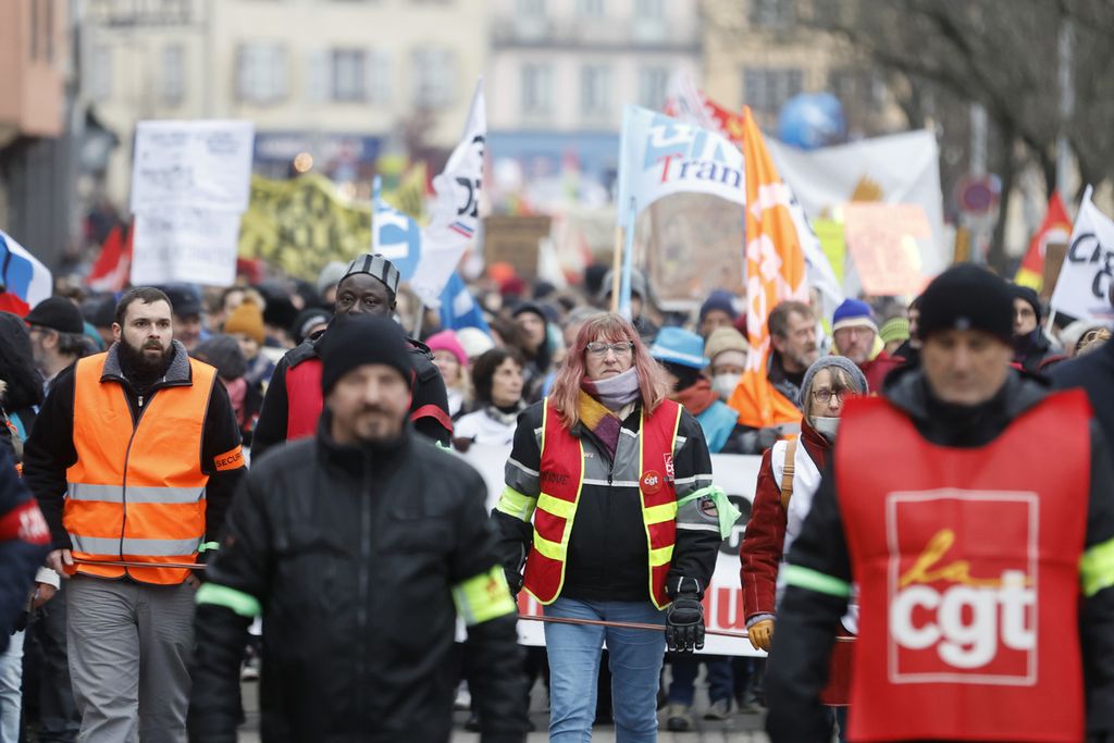 Para pengunjuk rasa menentang Undang-Undang Reformasi Pensiun berkumpul di Strasbourg, Perancis, Selasa (31/1/2023). Mereka menolak aturan kenaikan usia pensiun dari 62 tahun menjadi 64 tahun.