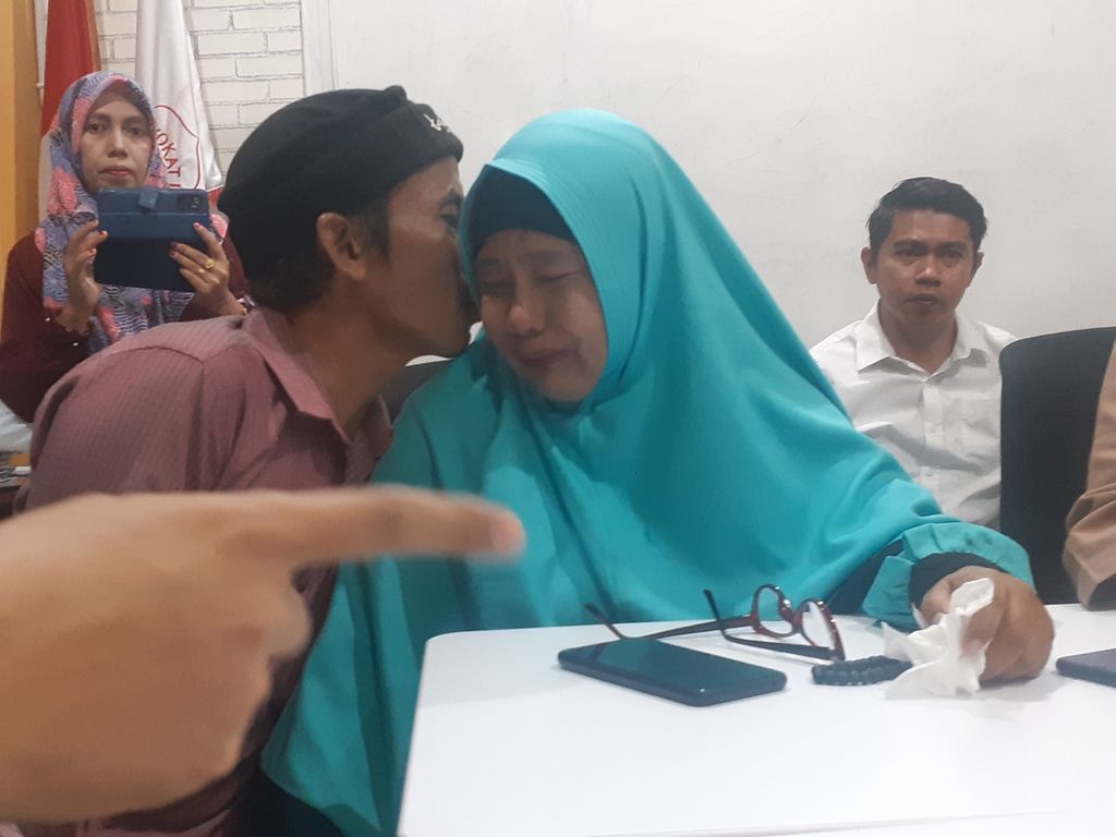 Orangtua AM, santri Pesantren Modern Darussalam Gontor, Ponorogo, Jawa Timur, Rusdi dan Siti Soimah, menghadiri konferensi pers terkait kematian anak mereka di Palembang, Selasa (6/9/2022). Mereka meminta penyebab kematian anak sulungnya itu bisa terkuak.