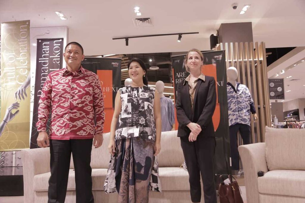 Chairman JF3 Soegianto Nagaria, Founder Lakon Indonesia Thresia Mareta, dan Atase Kebudayaan Kedutaan Besar Prancis Charlotte Esnou dalam jumpa pers peluncuran Pintu Incubator pada 19 April 2022, di Jakarta.
