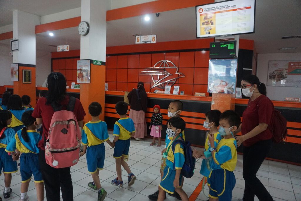 Anak-anak TK Santo Yosep berkunjung ke Kantor Pos Purwokerto di Kabupaten Banyumas, Jawa Tengah, Kamis (2/3/2023).