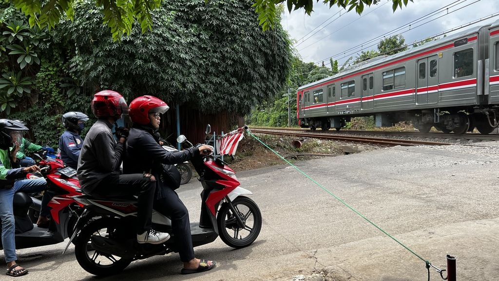 Kereta api saat melintas di pelintasan sebidang dekat Rawa Simprug, Jakarta Selatan, Selasa (15/11/2022).