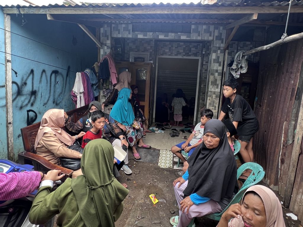 Situasi di rumah duka keluarga korban penculikan dan pembunuhan anak, yakni M Fadil Sadewa (11), di Jalan Batua Raya Makassar, Selasa (10/1/2023). Dewa menjadi korban penculikan dan pembunuhan yang dilakukan oleh pelaku yang juga masih di bawah umur.