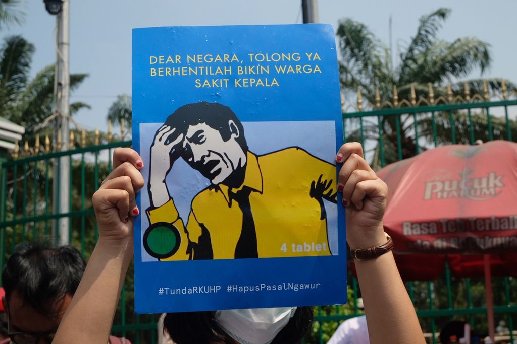 Masyarakat sipil yang tergabung dalam Aliansi Masyarakat Sipil untuk Demokrasi berunjuk rasa menolak pengesahan RKUHP, Senin (16/9/2019), di depan gerbang DPR, Senayan, Jakarta. 