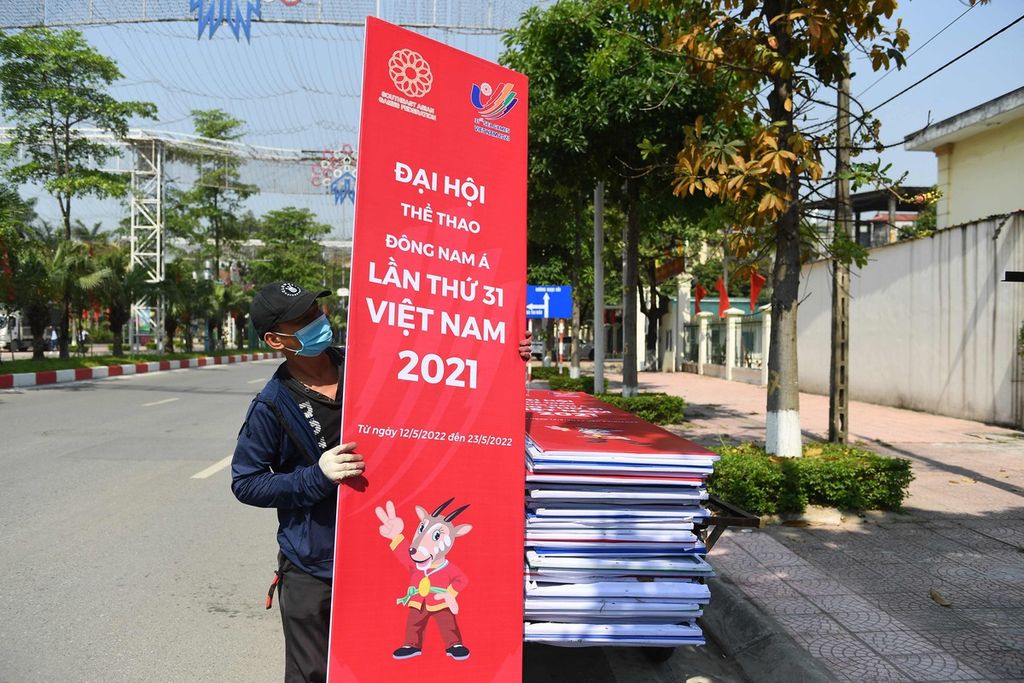 Seorang pekerja membawa poster SEA Games Vietnam 2021 di Hanoi, Vietnam, Rabu (4/5/2022). Pesta olahraga terbesar di Asia Tenggara itu akan digelar mulai 12 hingga 23 Mei 2022. 