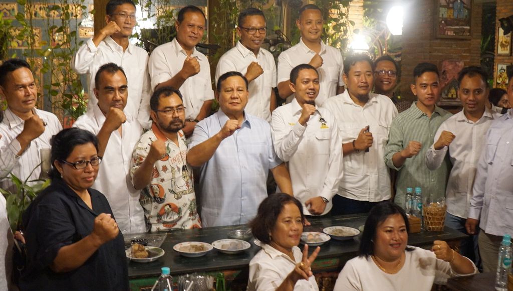 Ketua Umum Partai Gerindra Prabowo Subianto berfoto bersama sukarelawan pendukung Presiden Jokowi di Angkringan Omah Semar, Kota Surakarta, Jawa Tengah, Sabtu (20/5/2023). Dalam kesempatan itu, Prabowo diberi dukungan oleh kelompok sukarelawan tersebut. Ia dinilai sebagai sosok yang mampu meneruskan program-program Jokowi.