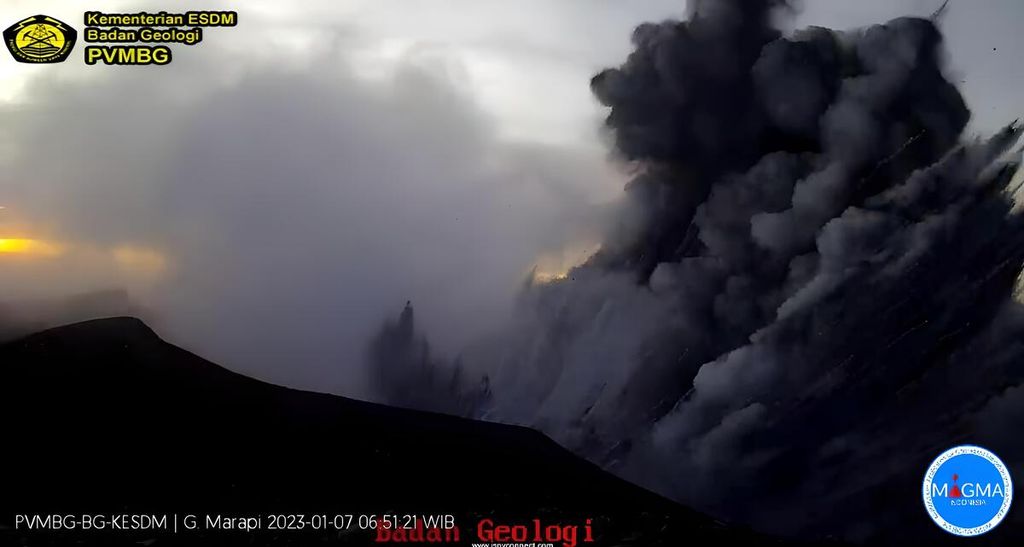 Gunung Marapi di Agam dan Tanah Datar, Sumatera Barat, mengalami erupsi, Sabtu (7/1/2023) pukul 06.11. Ketinggian kolom abu sekitar 300 meter.