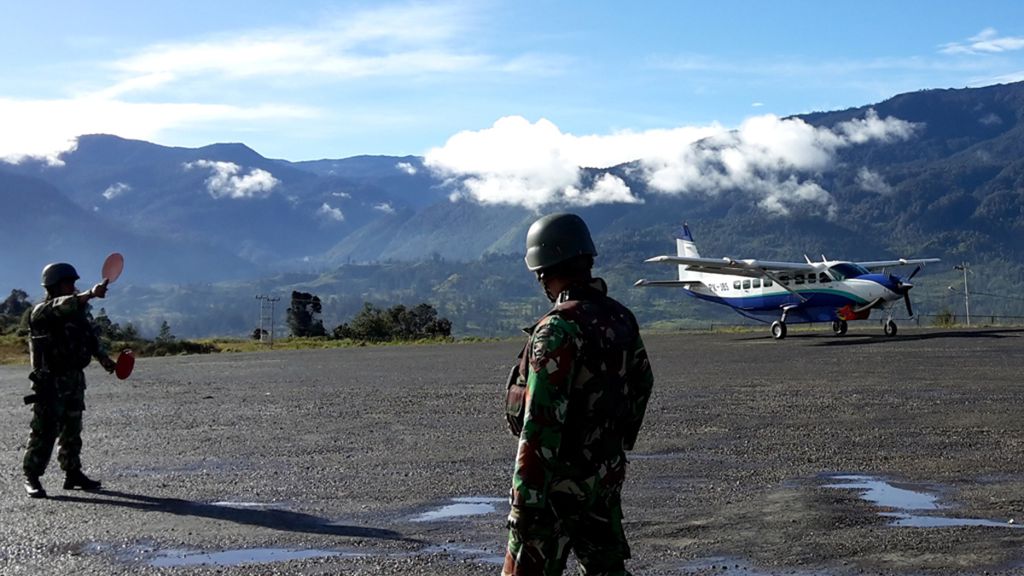 Pesawat baling-baling berbadan kecil baru saja mendarat di Bandara Ilaga, Kabupaten Puncak, Papua, 15 Februari 2015.