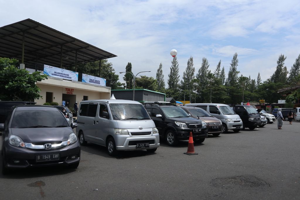 Rest Area 207A di ruas Tol Palimanan-Kanci, Cirebon, Jawa Barat, Kamis (28/4/2022). Pengelola tol dan kepolisian kembali menerapkan sistem buka tutup area istirahat untuk mengurai kepadatan. 