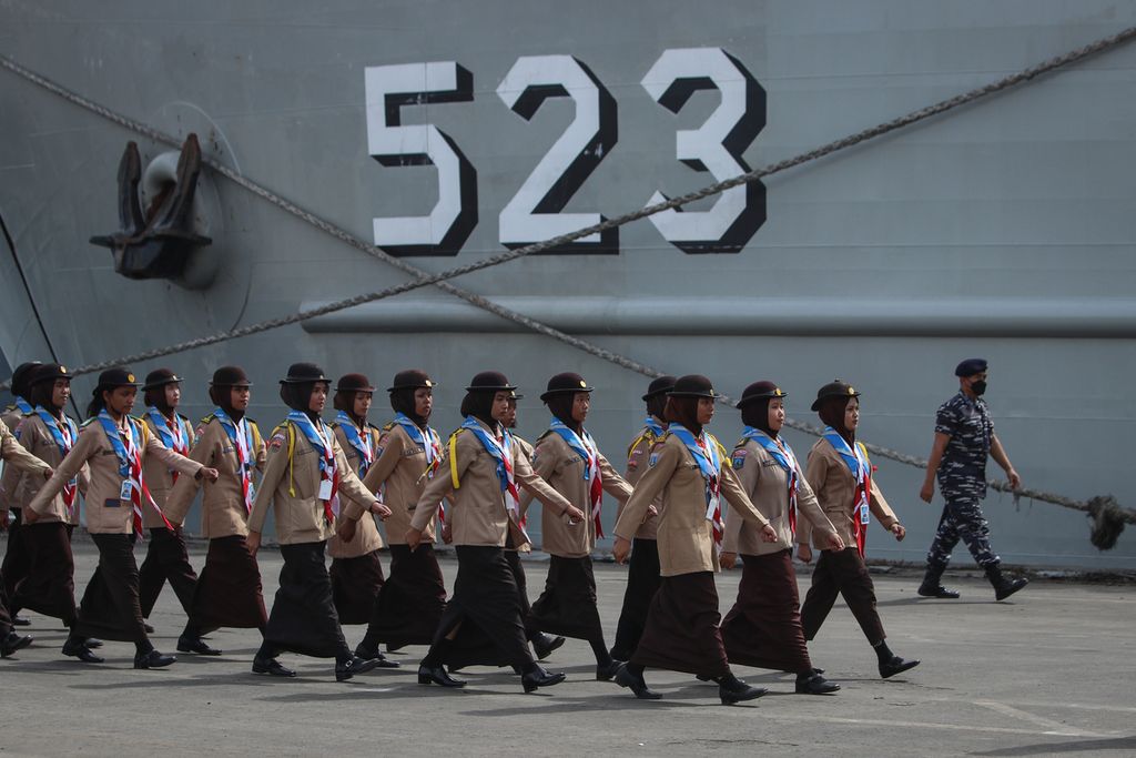 Para peserta berbaris di samping KRI Teluk Palu-523 saat upacara pelepasan Sail Tidore di Dermaga JICT 2, Tanjung Priok, Jakarta Utara, Rabu (16/11/2022). 