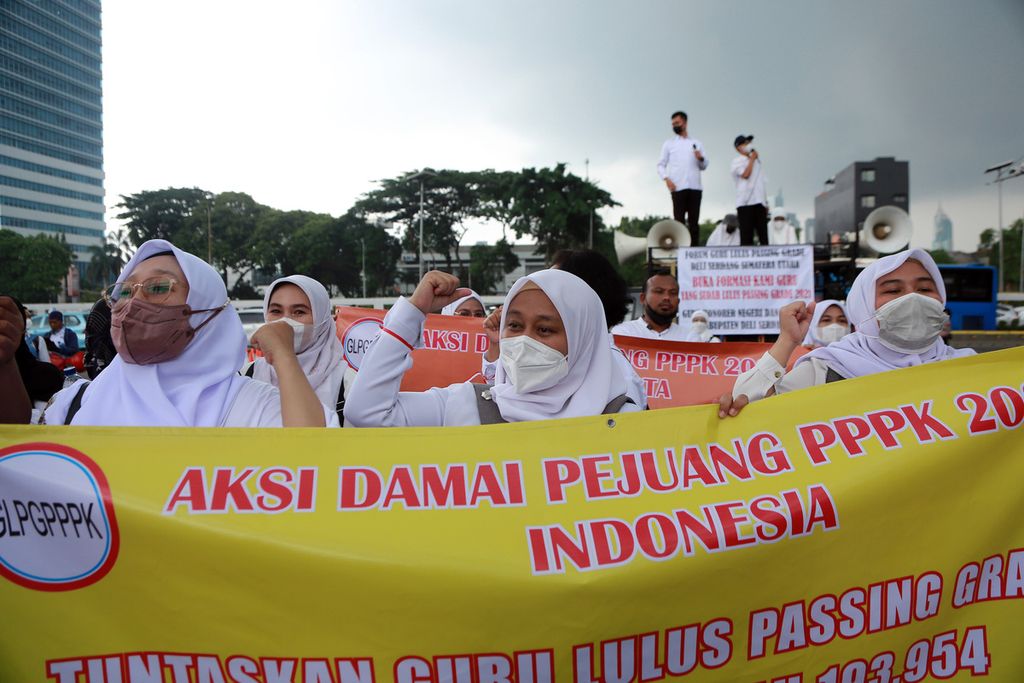 Puluhan guru yang tergabung dalam Forum Guru Honorer Negeri Lulus Passing Grade Seluruh Indonesia melakukan demonstrasi di depan Gedung DPR, Jakarta, awal November 2022.  