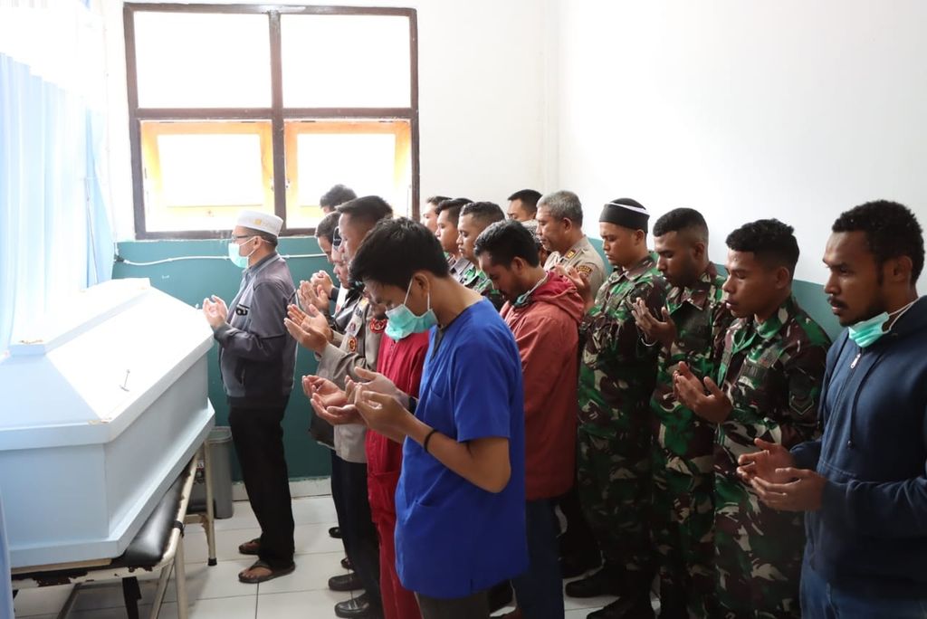 Warga menyalatkan jenazah Sersan Dua Riswar di Distrik Mulia, Kabupaten Puncak Jaya, Papua Tengah, Minggu (26/3/2023). Keduanya menjadi korban serangan kelompok kriminal bersenjata saat mengamankan shalat Tarawih di Distrik Ilu pada Sabtu (25/3/2023).