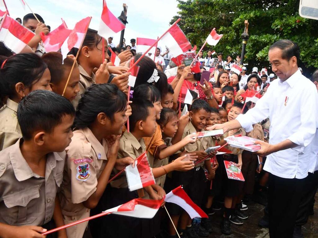 Presiden Joko Widodo di sela-sela peninjauan ke Kawasan Wisata Bunaken, Sulawesi Utara, Jumat (20/1/2023). 