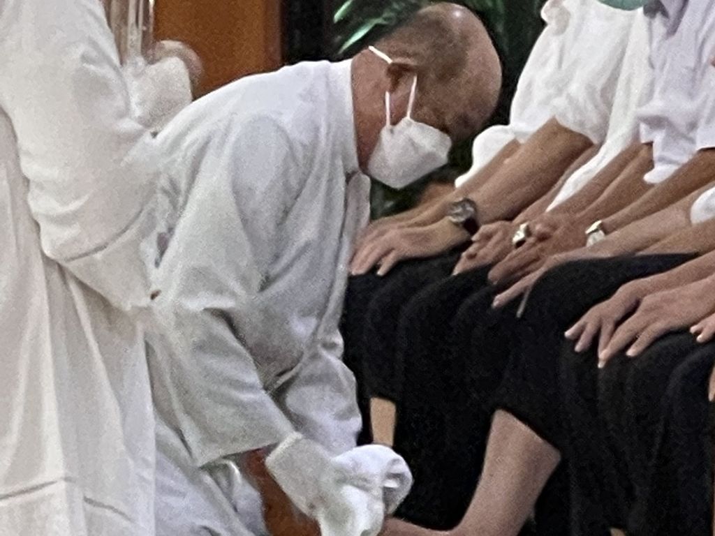 Pastor Kepala Paroki Roh Kudus Surabaya Dominicus Beda Ujan SVD melakukan pembasuhan kaki 15 perwakilan umat gereja tersebut pada Kamis (14/4/2022).