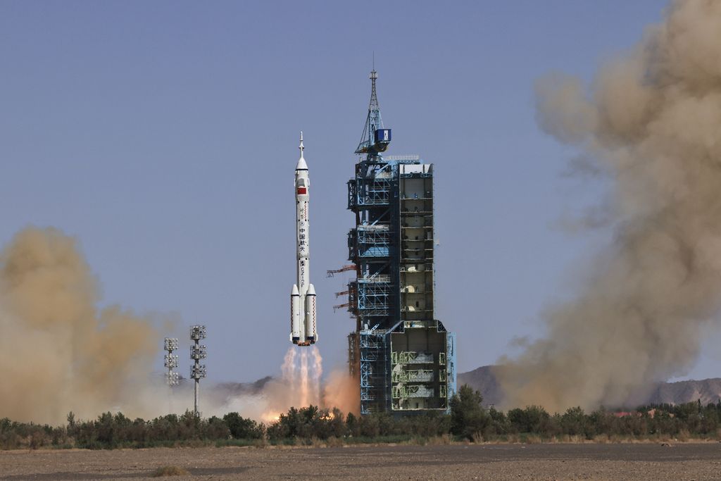 Dalam foto yang dirilis kantor berita China, Xinhua, roket pembawa pesawat antariksa Shenzhou-14, Long March-2F, meluncur dari landasan di Pusat Peluncuran Satelit Jiguan, Provinsi Gansu, China, Minggu (5/6/2022).. (Li Gang/Xinhua via AP)
