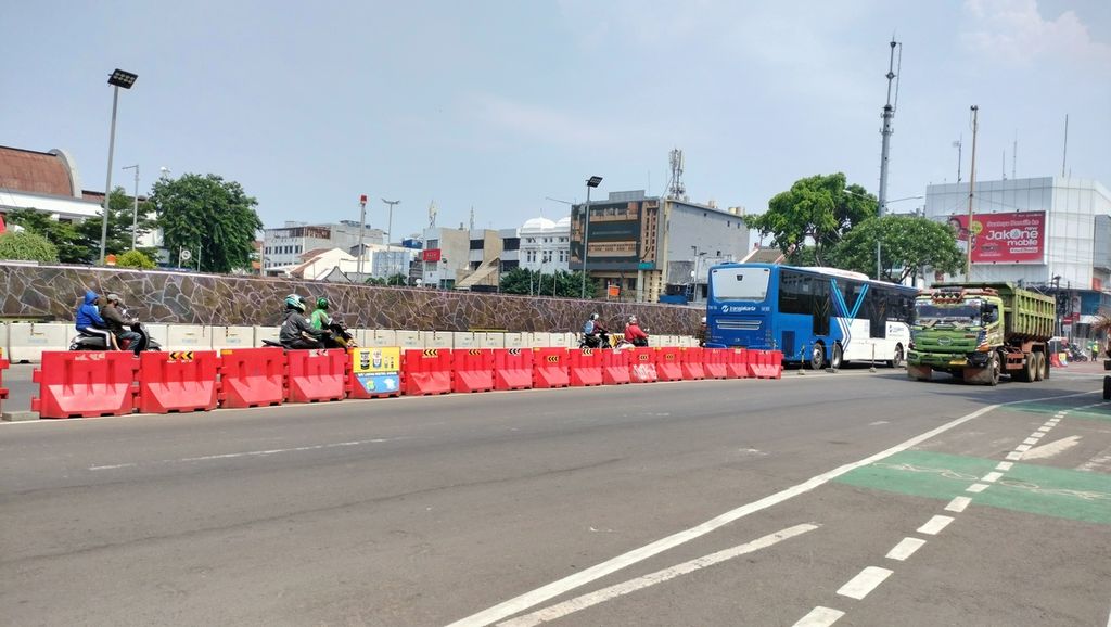 Kendaraan umum yang mengikuti bus Transjakarta keluar ke Jalan Raya Pantura, Sabtu (22/10/2022).