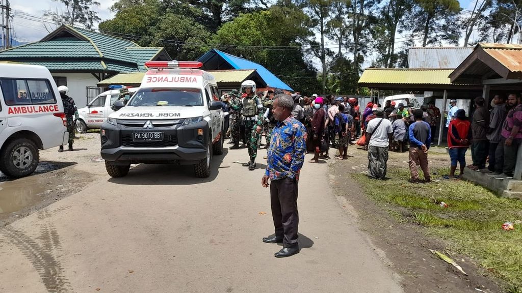 Tampak ambulans yang membawa salah satu korban tewas dalam kerusuhan di Wamena, Kabupaten Jayawijaya, Papua Pegunungan, Sabtu (25/2/2023).