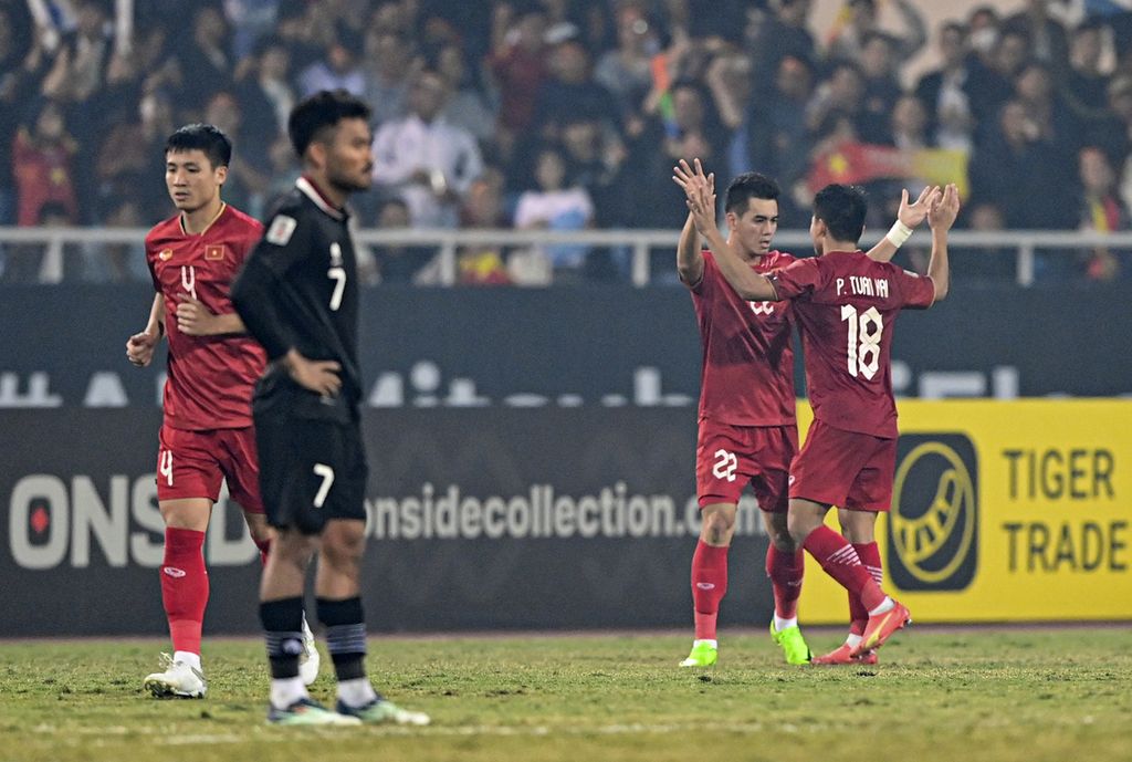 Pemain Vietnam, Nguyen Then Linh (kedua kanan) dan rekan-rekannya ,merayakan gol ke gawang Indonesia pada laga kedua semifinal Piala AFF 2022 di Stadion My Dinh, Hanoi, Vietnam, Senin (9/1/2023) malam.