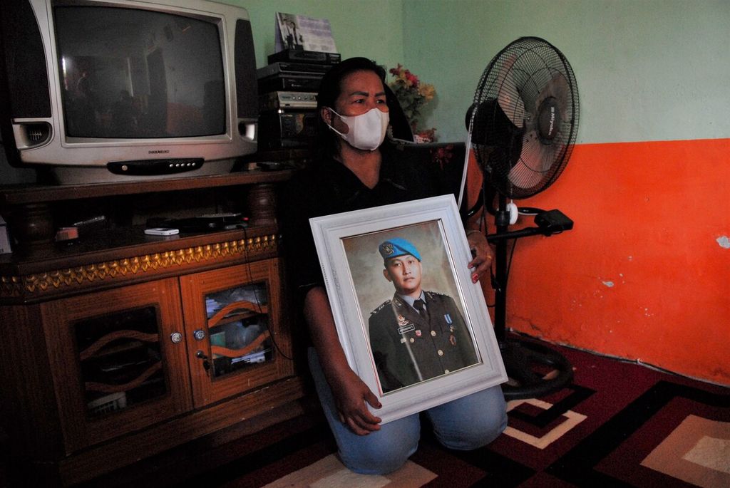 Keluarga memegang foto Brigadir Nofriansyah Yosua, Selasa (12/7/2022), di rumah duka di Muaro Jambi. 