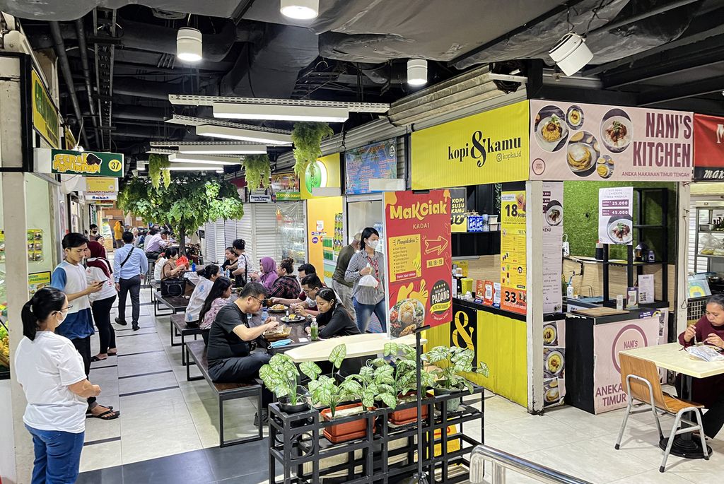 Suasana di pujasera yang ramai pengunjung saat jam makan siang di pusat perbelanjaan di kawasan Kuningan, Jakarta Selatan, Rabu (13/7/2022). Kenaikan harga pangan mendominasi inflasi Indonesia pada Juni 2022.