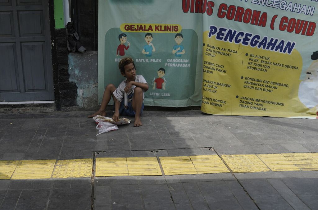 Anak jalanan makan nasi bungkus di Jalan Cikini Raya, Jakarta Pusat, Selasa (8/9/2020). Pandemi Covid-19 mengubah wajah perekonomian dan kesejahteraan. Selain pertumbuhan ekonomi yang diproyeksikan anjlok, jumlah pengangguran dan kemiskinan juga diperkirakan meningkat.