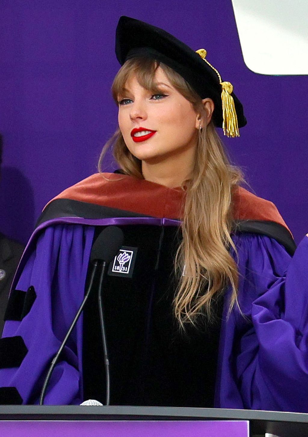 Penyanyi Taylor Swift menyampaikan sambutan setelah mendapat gelar doktor kehormatan di bidang seni murni dari New York University (NYU) dalam rangkaian acara wisuda angkatan 2022 NYU di Yankee Stadium, New York City, AS, Rabu (18/5/2022).