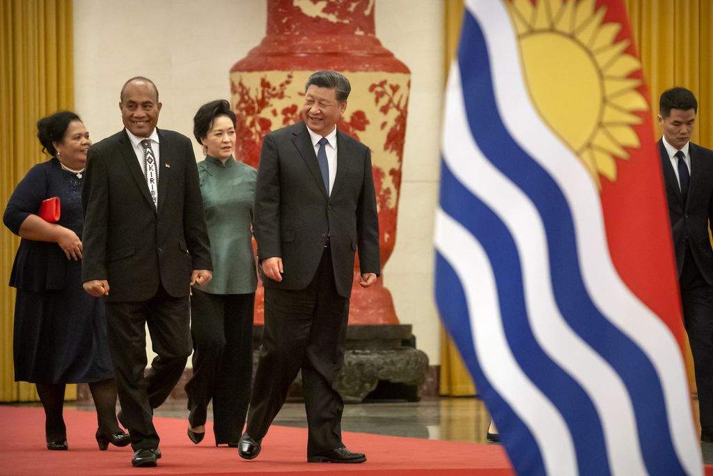 Presiden China Xi Jinping berjalan dengan Presiden Kiribati, Taneti Maamau (kedua dari kiri) dalam upacara penyambutan di Gedung Balai Agung Rakyat di Beijing, China, 6 Januari 2020. 