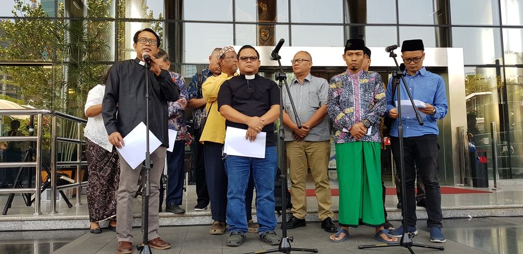 Lembaga Keumatan menyatakan menolak Revisi Undang-Undang KPK, di depan Gedung KPK, Jakarta Selatan, Selasa (10/9/2019).