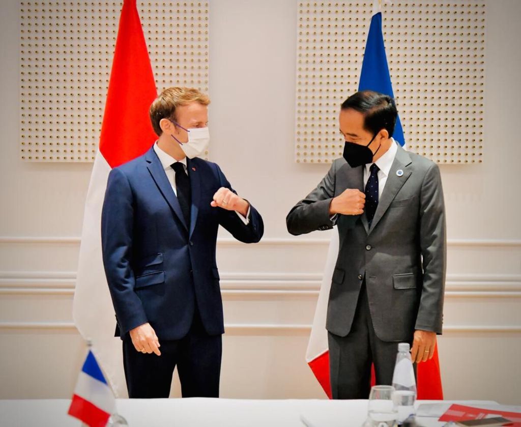 Presiden Jokowi saat mengadakan pertemuan bilateral dengan Presiden Perancis Emmanuel Macron di Hotel Splendide Royal, Roma, Italia, pada Sabtu, 30 Oktober 2021.